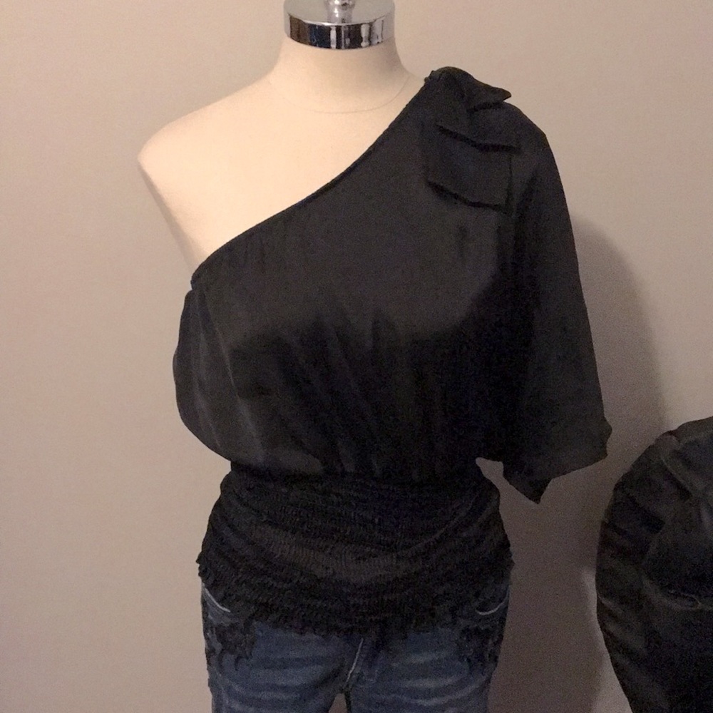 One shoulder top